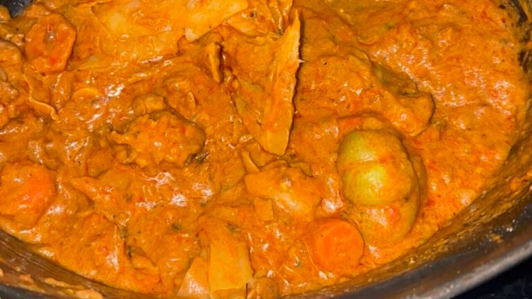 Sauce mafé malienne traditionnelle à la pâte d’arachide avec viande et légumes dans une marmite