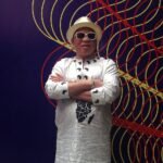Salif Keita chanteur malien légendaire de la musique africaine sur scène