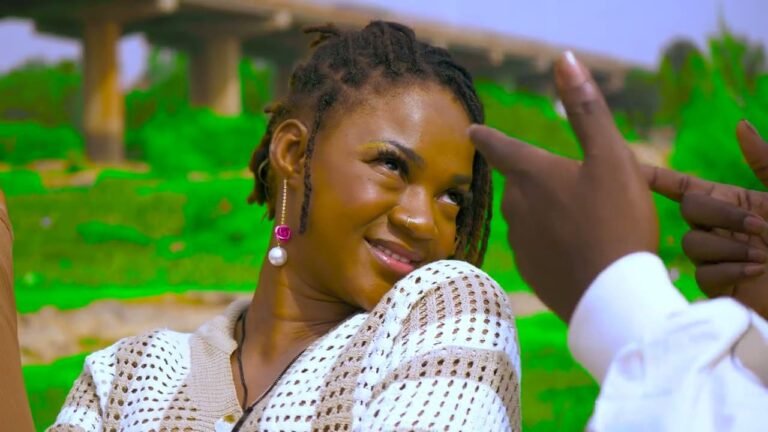 Joe Bamou dans une scène romantique du clip officiel Mon Paradis