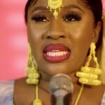 Mariam Ba Lagaré vêtue d'un luxueux boubou en bazin et bijoux en or dans le clip Sékou Simbo KÉÏTA