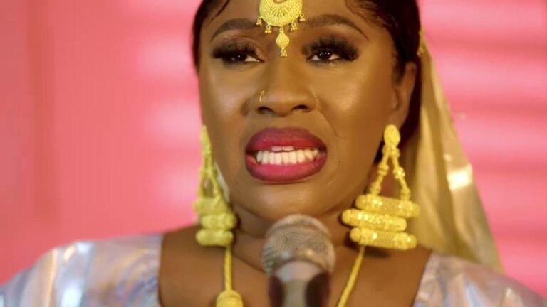 Mariam Ba Lagaré vêtue d'un luxueux boubou en bazin et bijoux en or dans le clip Sékou Simbo KÉÏTA