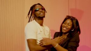 Bezy One et OG Baby masqués de roses rouges dans le clip Parallèle
