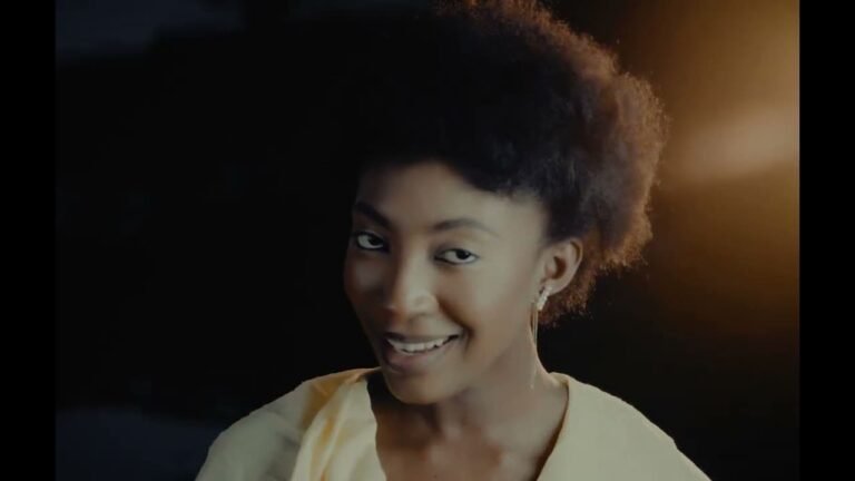 Malian urban diva Faïza posing in her colorful music video for BB Yo